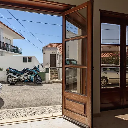 Lá Em Cima *